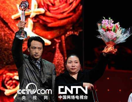 残疾女医生，靠丈夫背着行医30年，他们的爱情故事感动中国