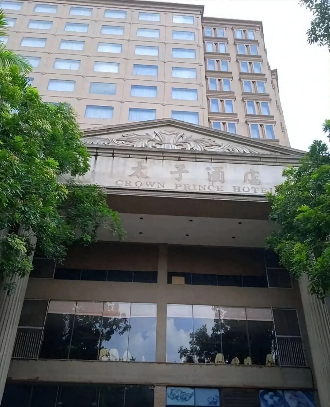 香港尖东霸王李泰龙，一生与彪悍为伍，却被人当街砍死，41岁归西