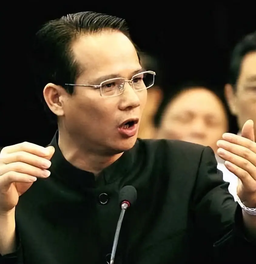 香港尖东霸王李泰龙，一生与彪悍为伍，却被人当街砍死，41岁归西