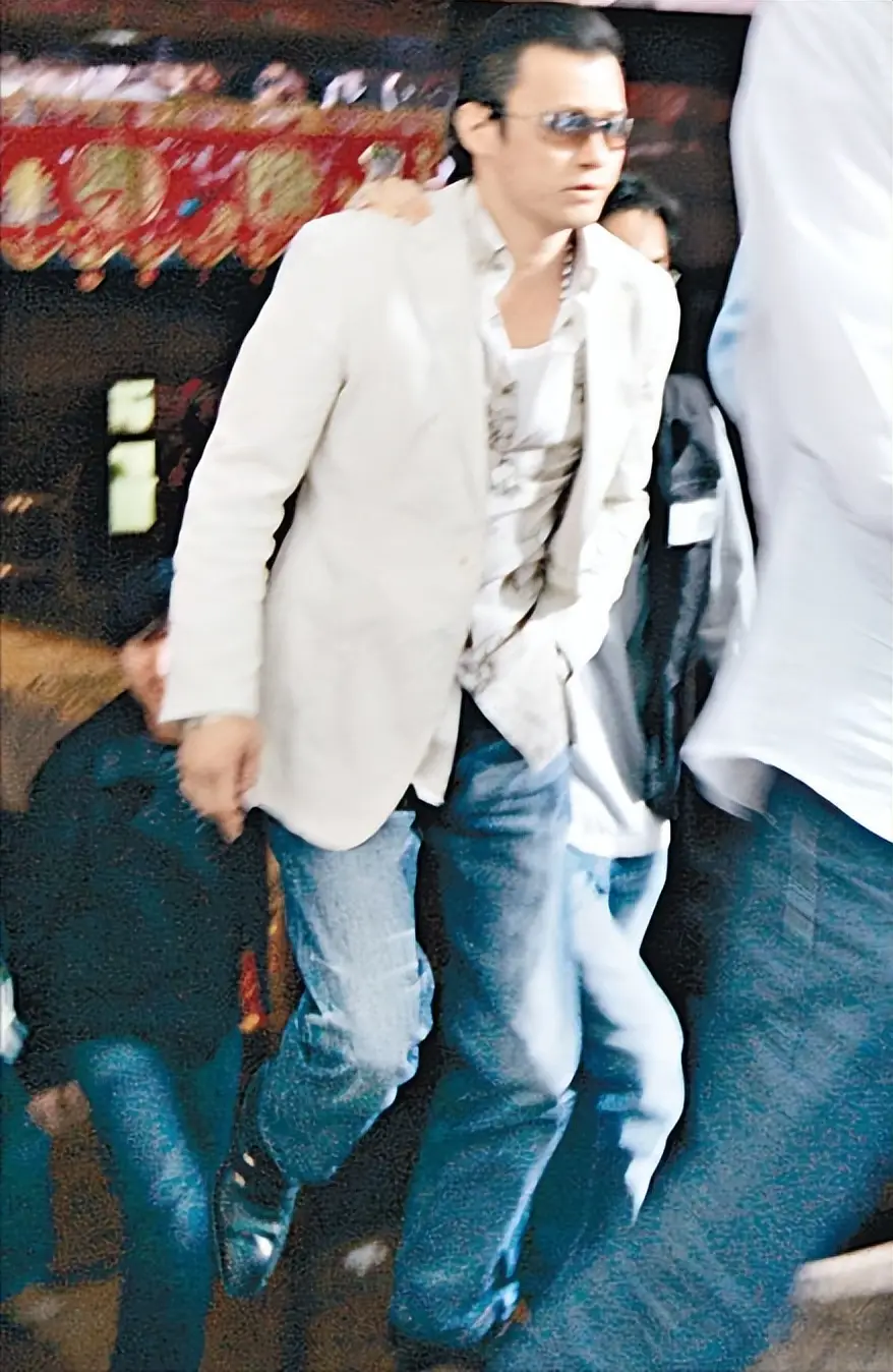 香港尖东霸王李泰龙，一生与彪悍为伍，却被人当街砍死，41岁归西