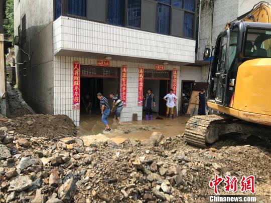 湖北五峰发生暴雨洪灾  2万余人受灾（组图）