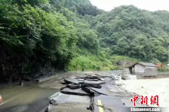 湖北五峰发生暴雨洪灾  2万余人受灾（组图）