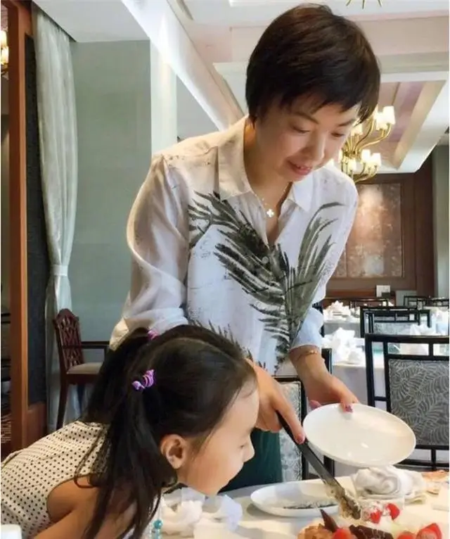 富商徐威情感变迁，分手袁立，娶张怡宁，全靠岳母撑腰