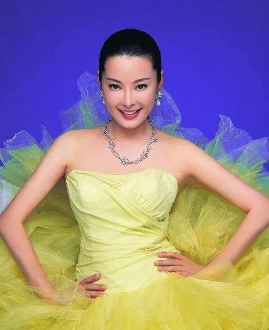 袁立：嫁给了外国人，才会知道中国男人的好，三婚终于收获幸福