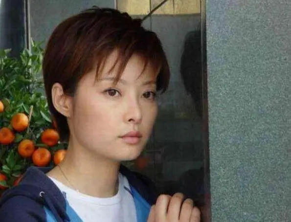 袁立：嫁给了外国人，才会知道中国男人的好，三婚终于收获幸福