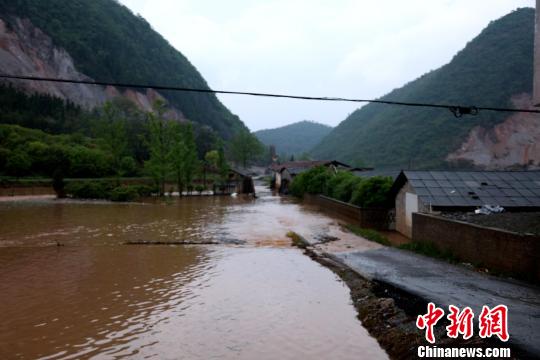 暴雨致湖北通山三村庄遭洪水围困 消防营救
