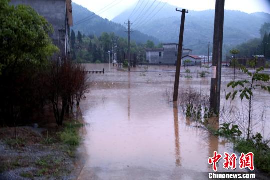 暴雨致湖北通山三村庄遭洪水围困 消防营救