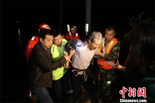 暴雨致湖北通山三村庄遭洪水围困 消防营救