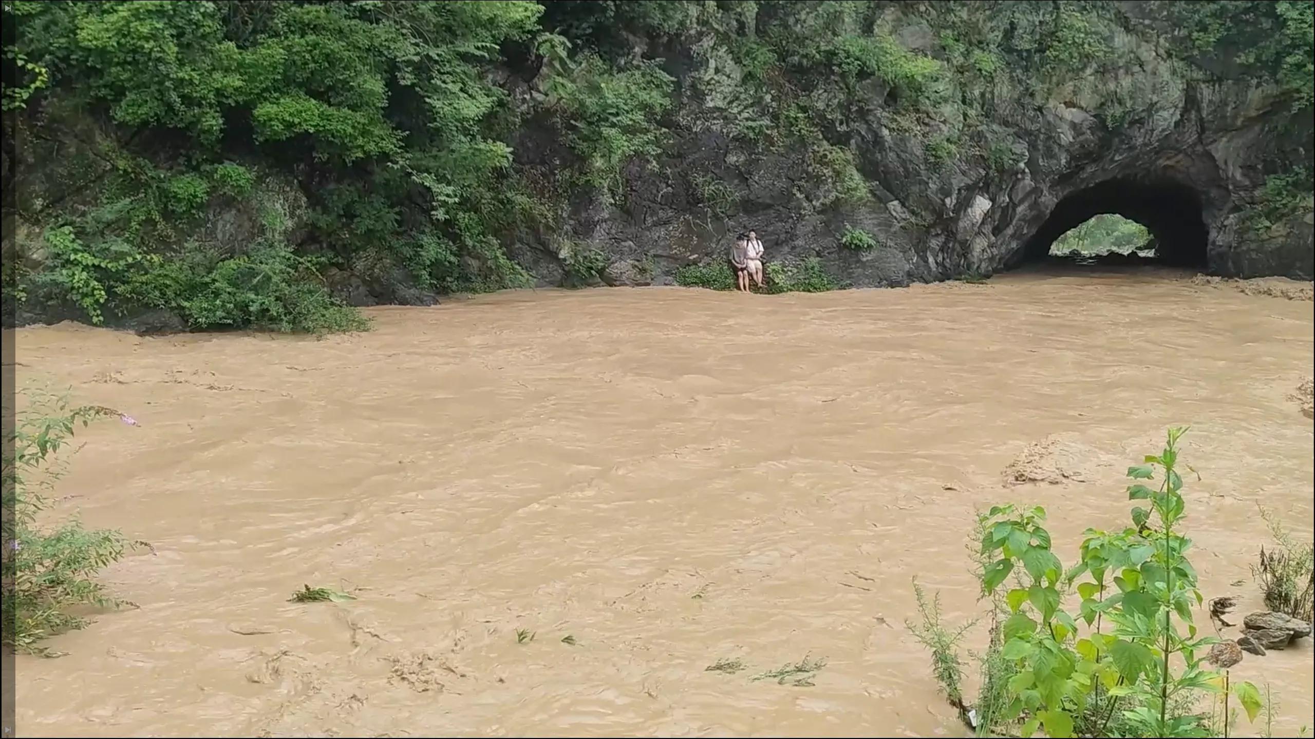 湖北谷城：2男孩洪水围困8小时， 消防紧急救援