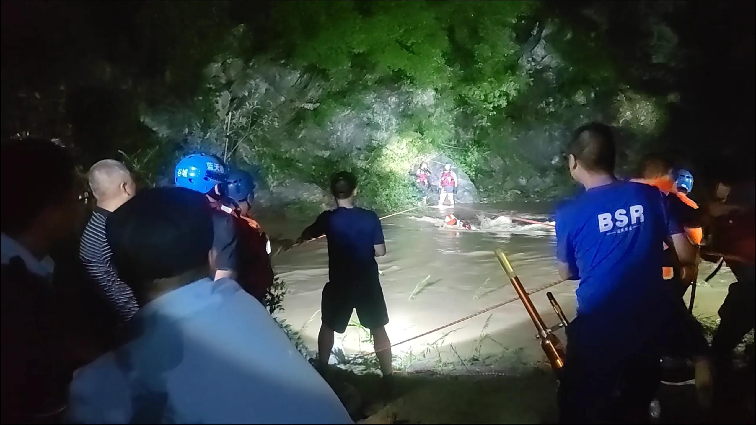 湖北谷城：2男孩洪水围困8小时， 消防紧急救援