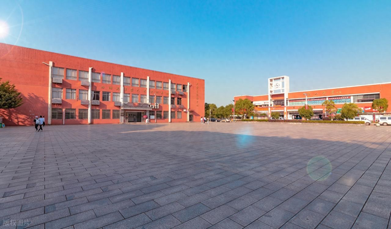 中山纪念中学VS华侨中学——从“谋建设培人才”到“敢争第一”