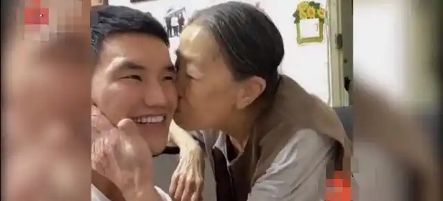 嘎子哥探望83岁张少华，祖孙相处太融洽，张少华直接亲吻孙女婿