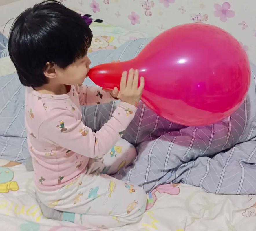 重度自闭症男孩靠吹气球成网红
