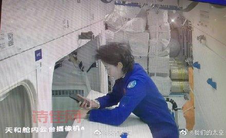 快来看刘洋进舱三连拍，这波操作有点暖心啊！