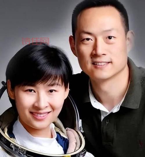 快来看刘洋进舱三连拍，这波操作有点暖心啊！