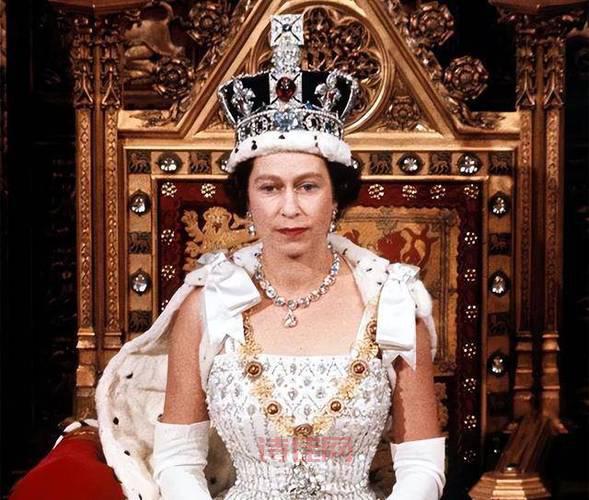 英国女王公开拄拐