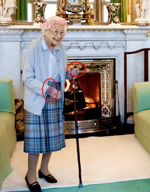英国女王公开拄拐