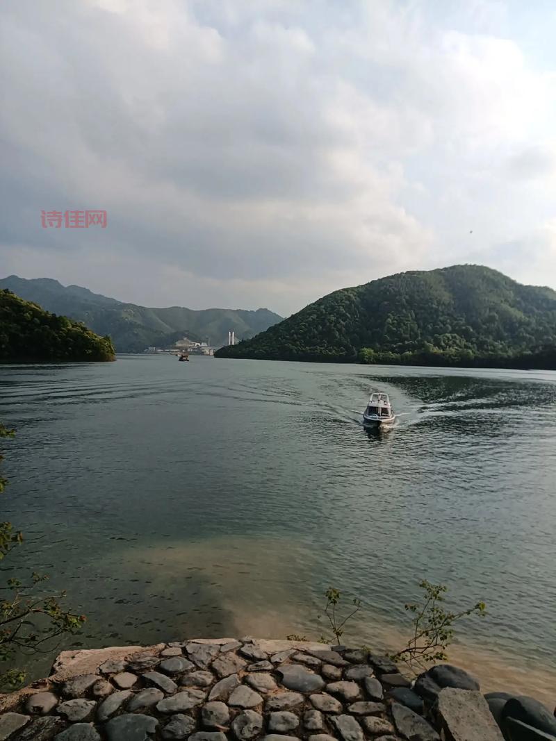 碧水东流