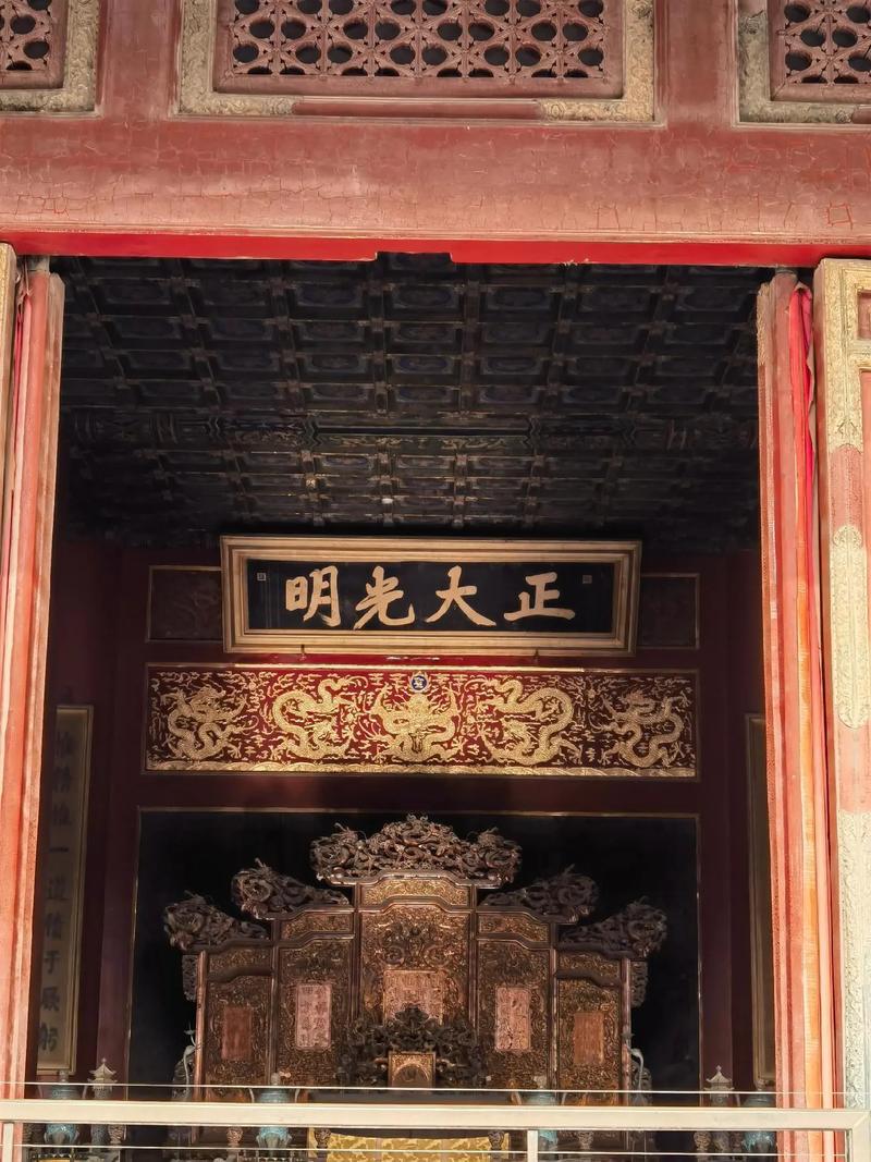 故宫正大光明匾被金光点亮是咋回事？看完你就懂！