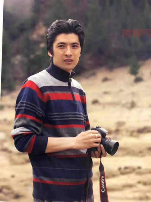 华春莹为丁真打call，这个藏族小伙凭什么火出圈？