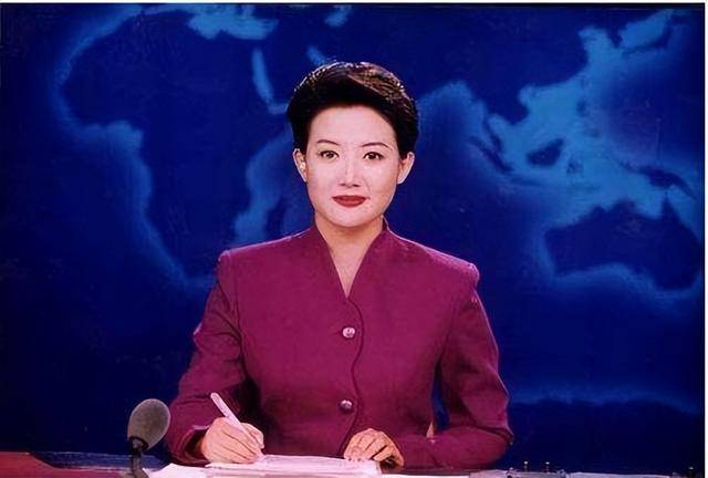 她是央视知名女主持，不化妆不成家，醉心工作28年，今50岁仍单身