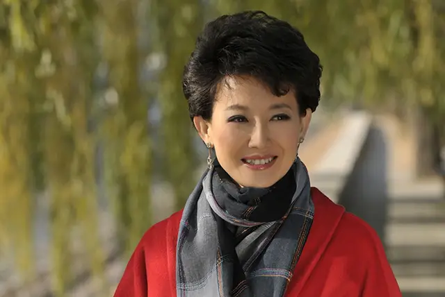 她是央视知名女主持，不化妆不成家，醉心工作28年，今50岁仍单身