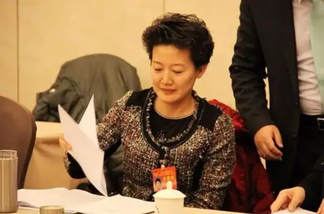 她是央视知名女主持，不化妆不成家，醉心工作28年，今50岁仍单身