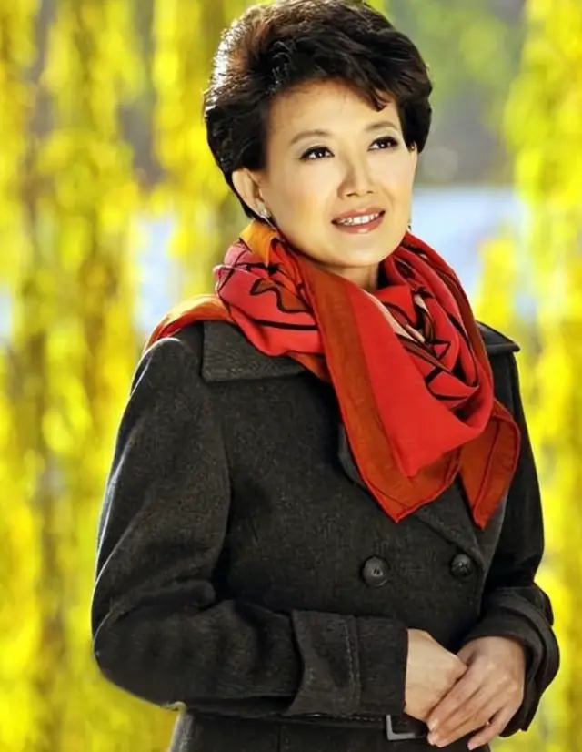 央视主播梁艳：从山东小城走出来的著名主持人，为何51岁仍单身