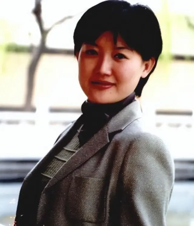 央视主播梁艳：从山东小城走出来的著名主持人，为何51岁仍单身
