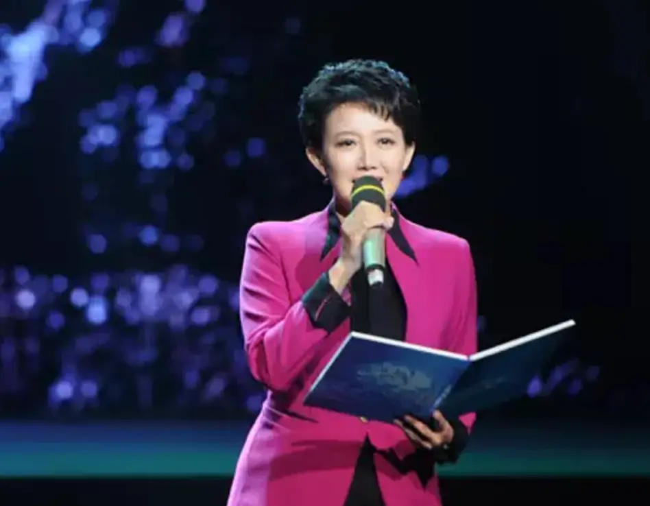 央视主持人梁艳：50岁不结婚不谈恋爱，她到底在追求什么？