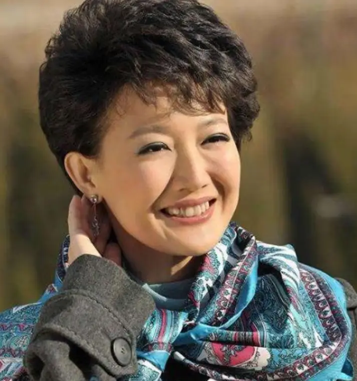 央视主持人梁艳：50岁不结婚不谈恋爱，她到底在追求什么？