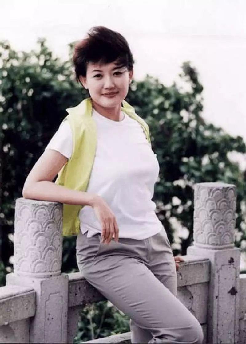 央视主持人梁艳：50岁不结婚不谈恋爱，她到底在追求什么？