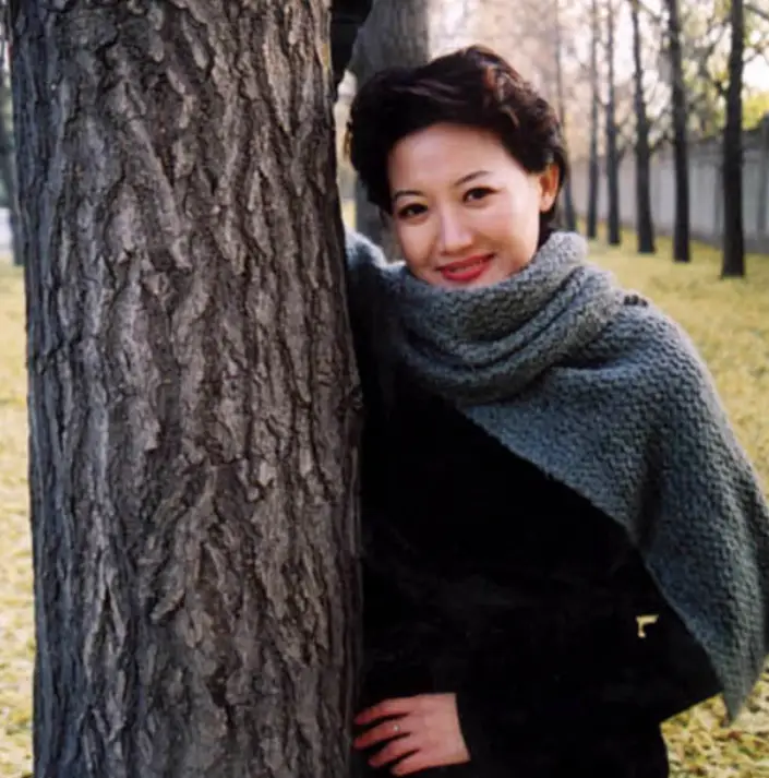 央视主持人梁艳：50岁不结婚不谈恋爱，她到底在追求什么？
