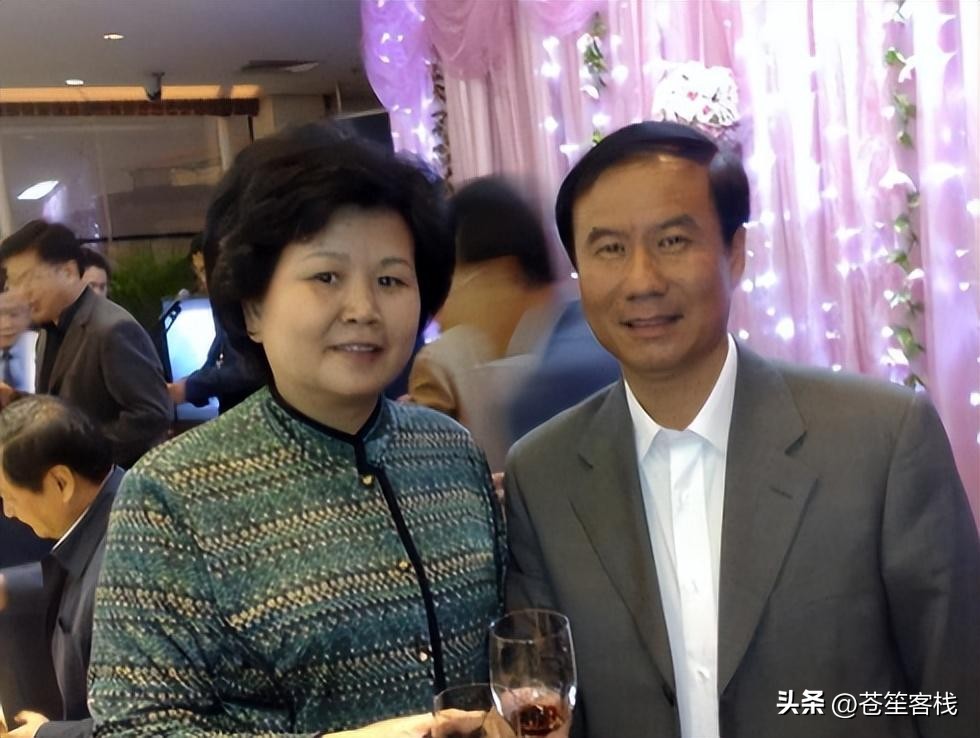 邢质斌近照，变化太大，网友：我的天呐！成白发苍苍的老太太了啊