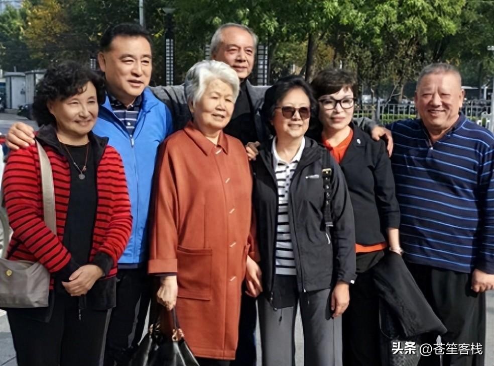 邢质斌近照，变化太大，网友：我的天呐！成白发苍苍的老太太了啊