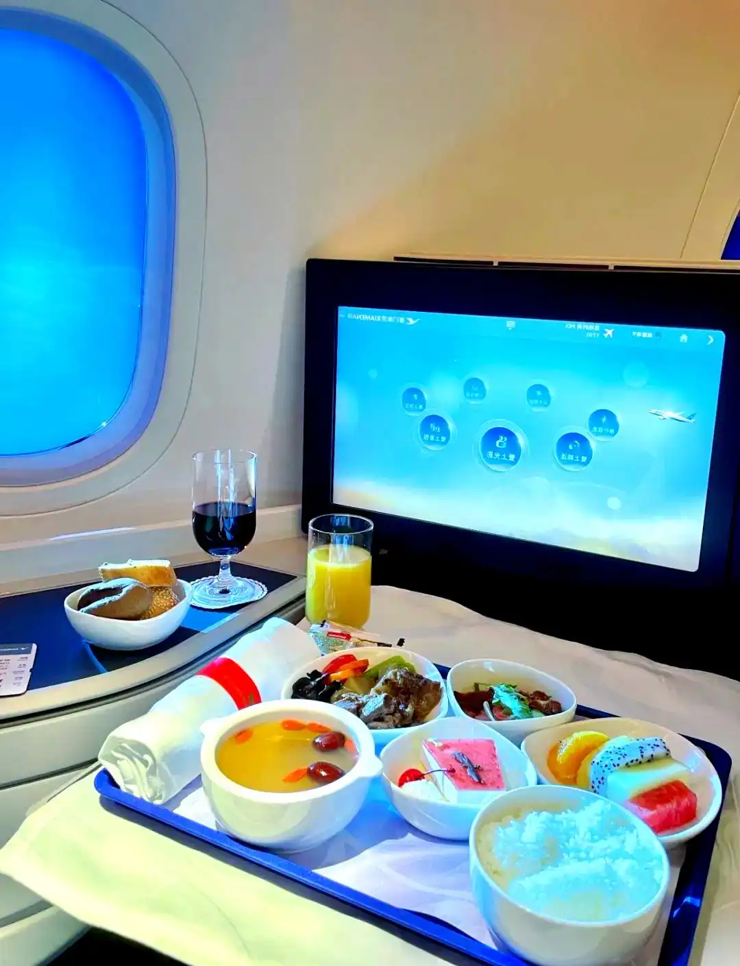 旅行中的美食体验：四大航空公司经济舱餐食揭秘