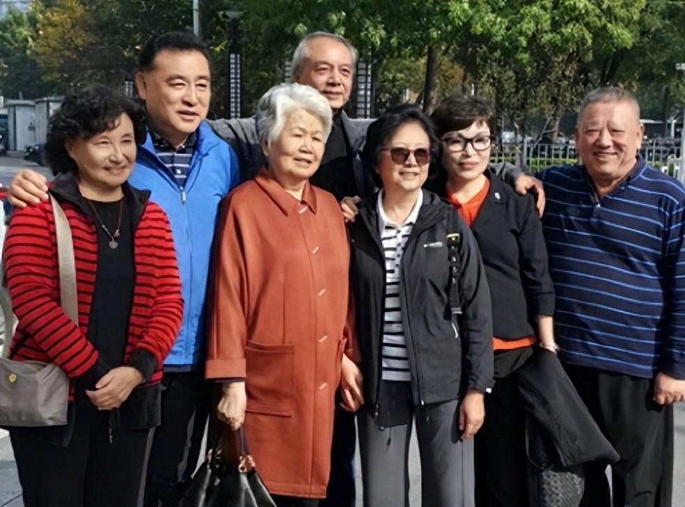 邢质斌近照，变化太大，网友：我的天呐！成白发苍苍的老太太了啊