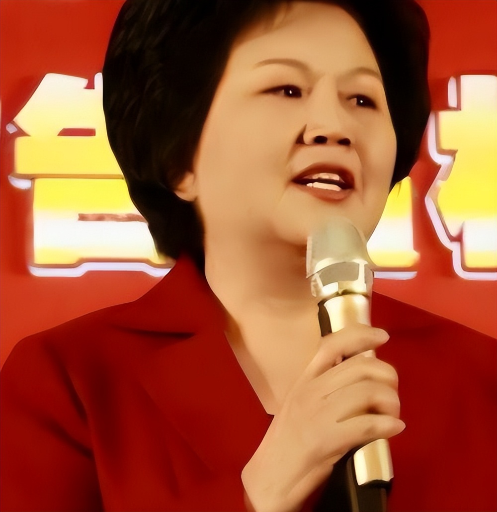 邢质斌近照，变化太大，网友：我的天呐！成白发苍苍的老太太了啊