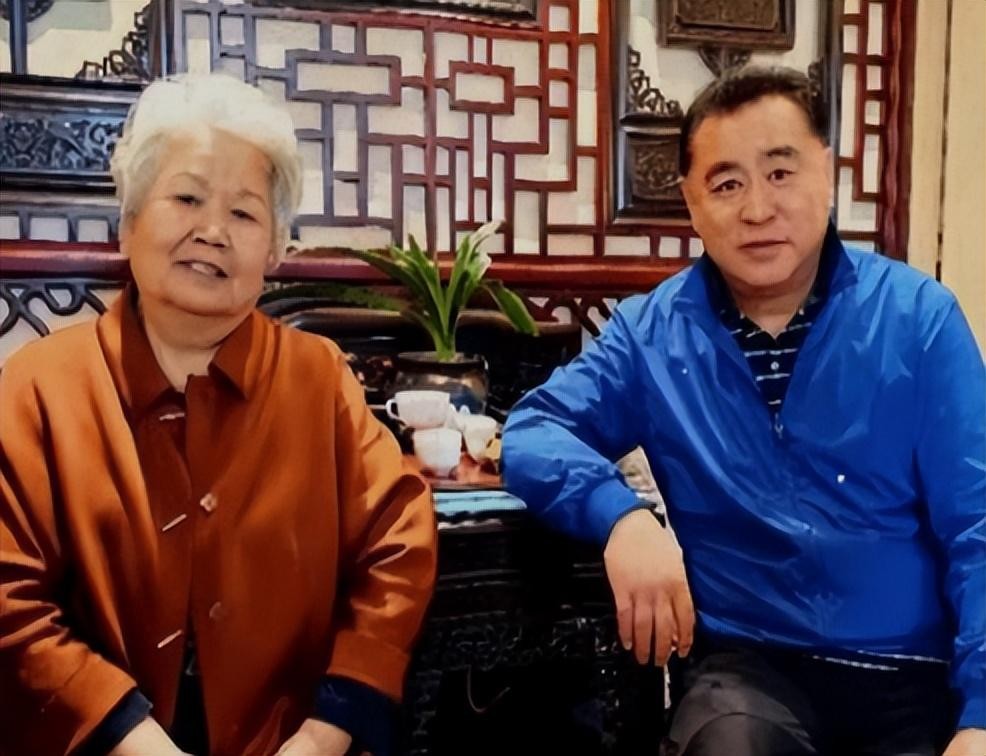 邢质斌近照，变化太大，网友：我的天呐！成白发苍苍的老太太了啊
