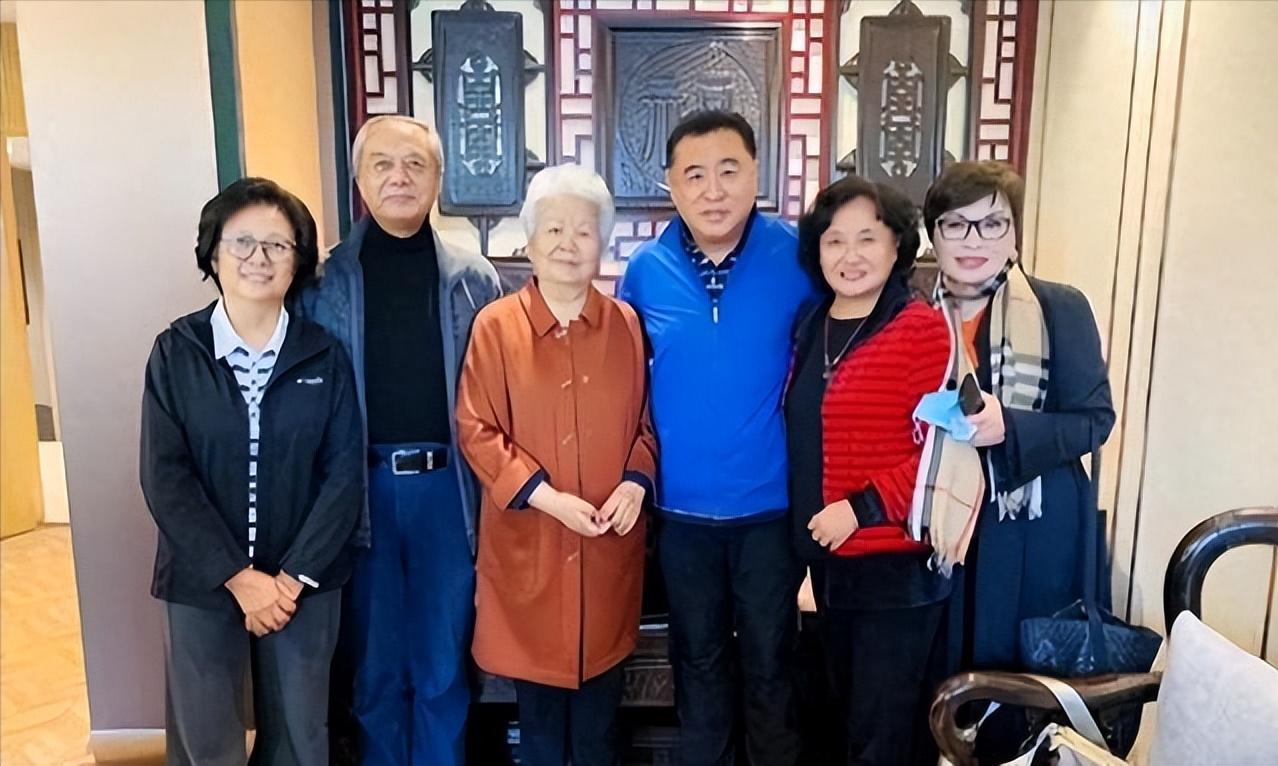 邢质斌近照，变化太大，网友：我的天呐！成白发苍苍的老太太了啊