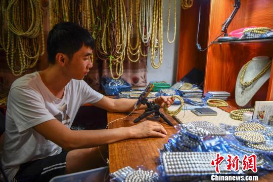 海南文昌小镇青年直播卖佛珠 月销二十多万元