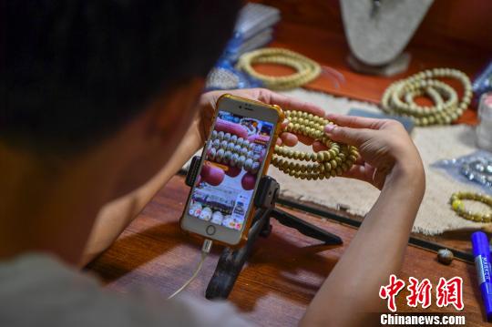 海南文昌小镇青年直播卖佛珠 月销二十多万元