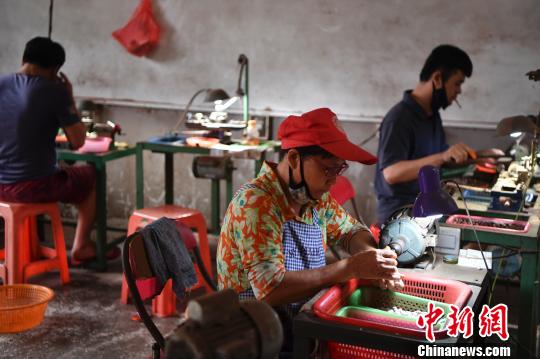 海南文昌小镇青年直播卖佛珠 月销二十多万元