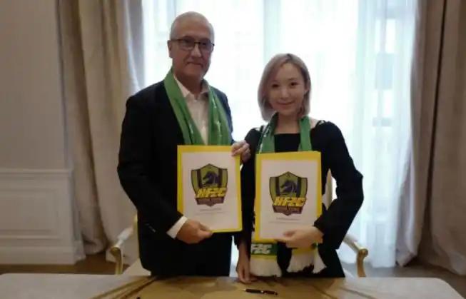 她是国足球队的美女老板，管理能力很出色，把队徽直接纹在大腿上