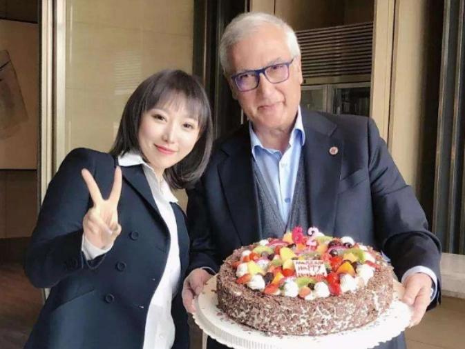 她是国足球队的美女老板，管理能力很出色，把队徽直接纹在大腿上