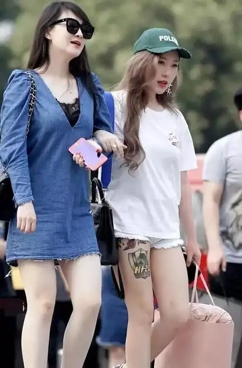 她是国足球队的美女老板，管理能力很出色，把队徽直接纹在大腿上