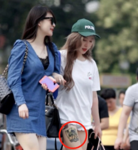 她是国足球队的美女老板，管理能力很出色，把队徽直接纹在大腿上