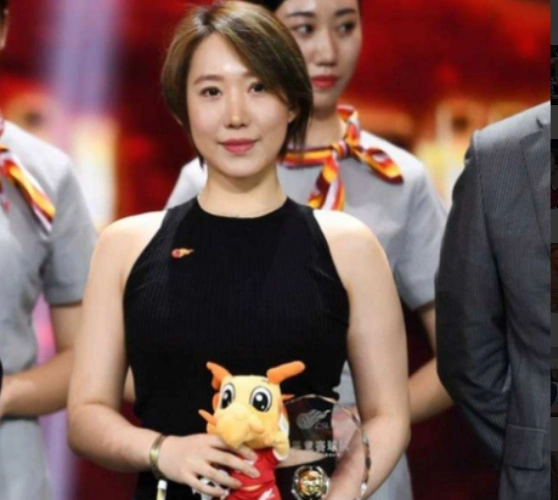 她是国足球队的美女老板，管理能力很出色，把队徽直接纹在大腿上