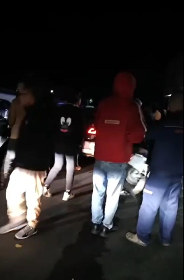 海南陵水民警果断开枪击毙乱冲乱撞伤人疯牛，当地政府提醒：碰到疯牛最好躲开或立即报警