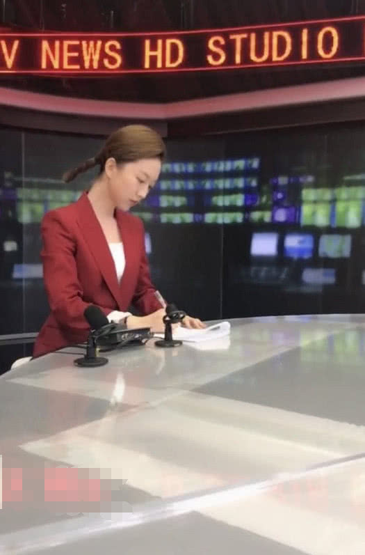 抖音“新闻主播”走红！看了主持人的下半身，网友：颠覆我的想象